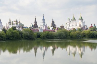 Kilise bir yaz gününde Moskova Nehri üzerinde.
