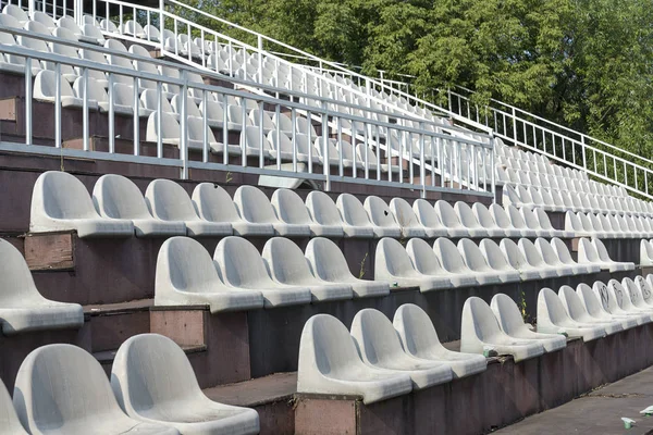 Cadeiras cinzentas nas arquibancadas da arena . — Fotografia de Stock