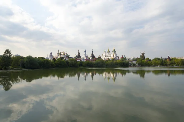 Kirche am Fluss in Moskau an einem Sommertag. — Stockfoto