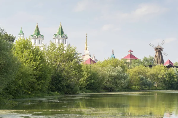 Kilise bir yaz gününde Moskova Nehri üzerinde.