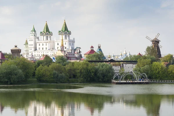 Kilise bir yaz gününde Moskova Nehri üzerinde.