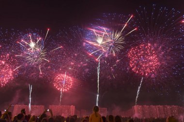 Bir tatil gece gökyüzünde havai fişek.