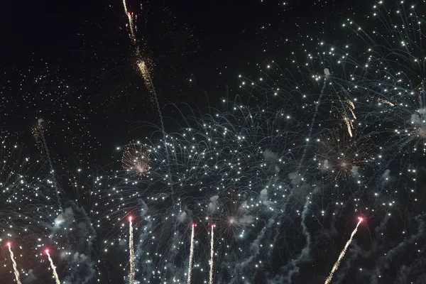 Фейерверк в ночном небе на празднике . — стоковое фото