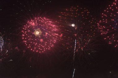 Bir tatil gece gökyüzünde havai fişek.