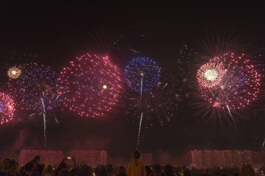 Bir tatil gece gökyüzünde havai fişek.