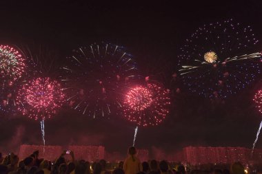 Bir tatil gece gökyüzünde havai fişek.