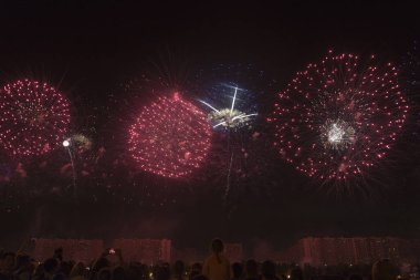 Bir tatil gece gökyüzünde havai fişek.