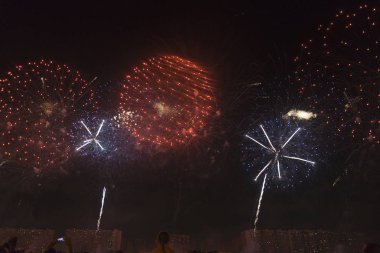 Bir tatil gece gökyüzünde havai fişek.