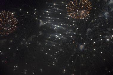 Bir tatil gece gökyüzünde havai fişek.