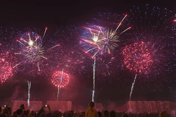 Bir tatil gece gökyüzünde havai fişek.