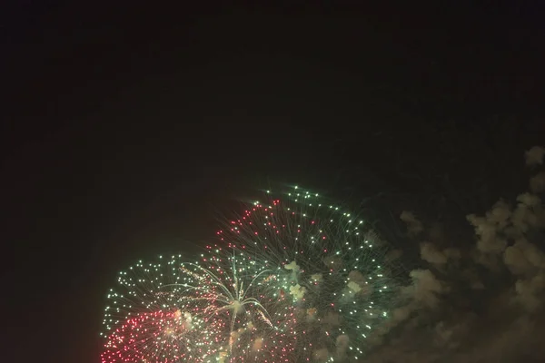 Фейерверк в ночном небе на празднике . — стоковое фото