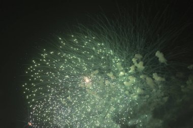 Bir tatil gece gökyüzünde havai fişek.