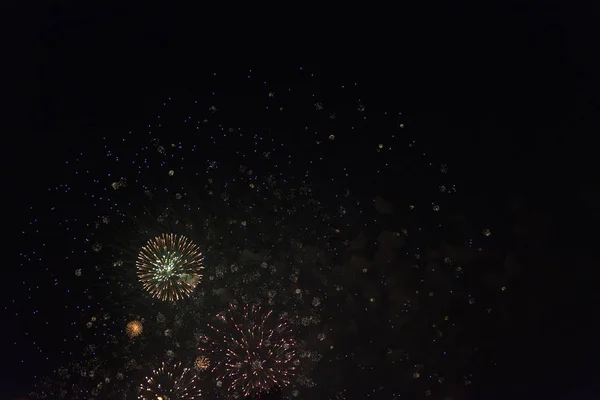 Feuerwerk am Nachthimmel an Feiertagen. — Stockfoto