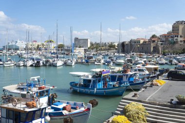 İskelede küçük balıkçı teknesi.