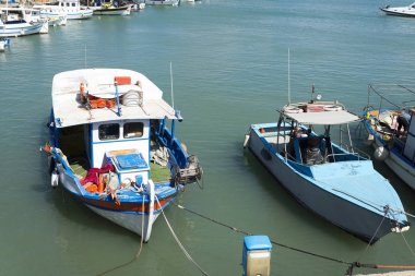 İskelede küçük balıkçı teknesi.