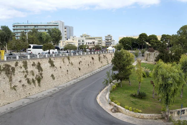 Taş duvar boyunca yol.