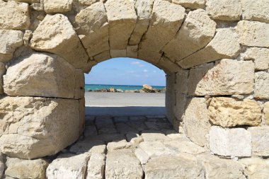 Kalenin eski taş penceresinden.