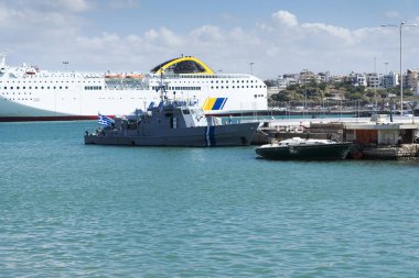 Tekneler ve yatlar iskelenin Yunanistan üzerinde.