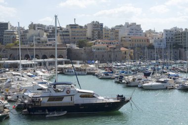 İskelede küçük balıkçı teknesi.