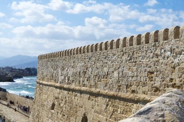 Taş duvar ile deniz görüntülemek Girit Adası.
