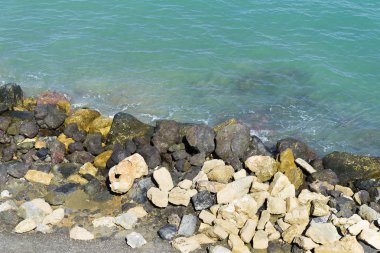Bir sprey şekillendirme Taşlı bir kumsalda kırma dalgalar. Dalga ve su sıçramalarına sahilde. Dalgalar kayalar üzerine çökmesini.