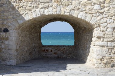 Kalenin eski taş penceresinden.