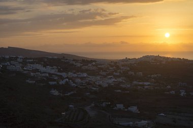 günbatımı üzerinde ünlü mavi ve beyaz şehir Oia, Santorini