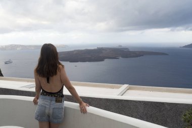 Yunanistan 'ın Santorini adasının başkenti Fira' dan denize ve volkana bakın
