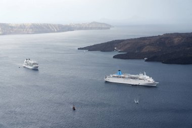Deniz Manzaralı güzel manzara. Cruise gemi denize yakın Nea kami, Ege Denizi'ndeki Santorini yakınındaki küçük bir ada.
