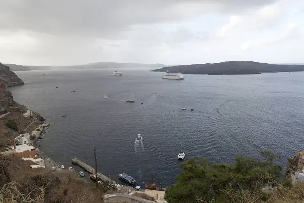 Пейзаж с видом на море. Круизный корабль в море недалеко от NEA Kameni, небольшой греческий остров в Эгейском море недалеко от Санторини . — стоковое фото