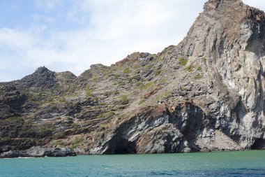 Die Landschaft auf das Meer und die Berge der Insel.