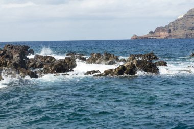Die Landschaft auf das Meer und die Berge der Insel.