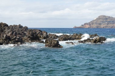 Die Landschaft auf das Meer und die Berge der Insel.