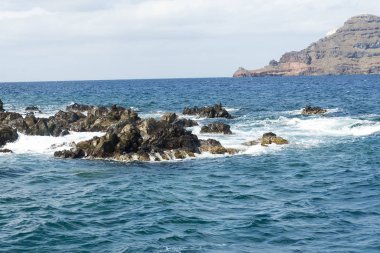 Die Landschaft auf das Meer und die Berge der Insel.