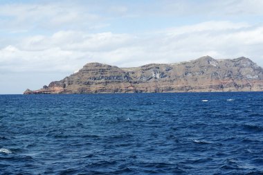 Die Landschaft auf das Meer und die Berge der Insel.