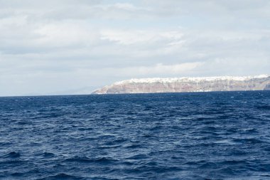 Die Landschaft auf das Meer und die Berge der Insel.