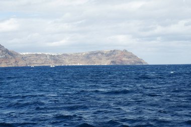 Die Landschaft auf das Meer und die Berge der Insel.