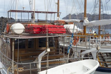 Die Landschaft auf das Meer und die Berge der Insel.