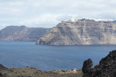 Die Landschaft auf das Meer und die Berge der Insel.