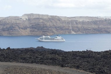 Santorini arka planda liner dağlar.