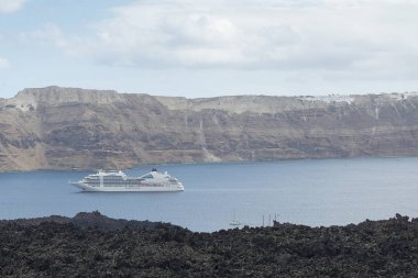 Santorini arka planda liner dağlar.