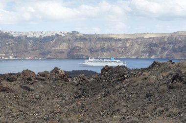 Santorini arka planda liner dağlar.