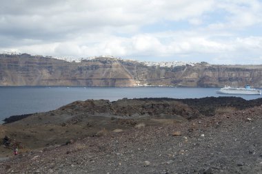 Die Landschaft auf das Meer und die Berge der Insel.