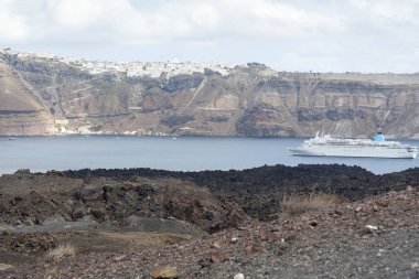 Santorini arka planda liner dağlar.