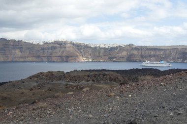 Die Landschaft auf das Meer und die Berge der Insel.