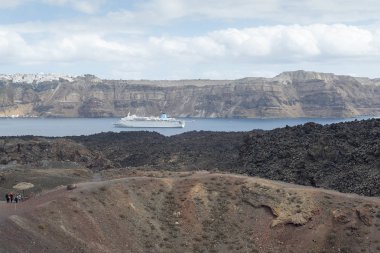Santorini arka planda liner dağlar.