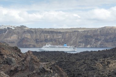 Santorini arka planda liner dağlar.