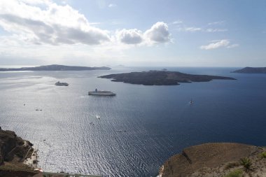 Deniz Manzaralı güzel manzara. Cruise gemi denize yakın Nea kami, Ege Denizi'ndeki Santorini yakınındaki küçük bir ada.