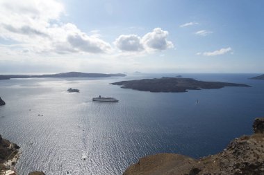 Deniz Manzaralı güzel manzara. Cruise gemi denize yakın Nea kami, Ege Denizi'ndeki Santorini yakınındaki küçük bir ada.