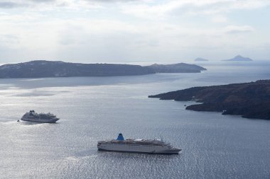 Deniz Manzaralı güzel manzara. Cruise gemi denize yakın Nea kami, Ege Denizi'ndeki Santorini yakınındaki küçük bir ada.
